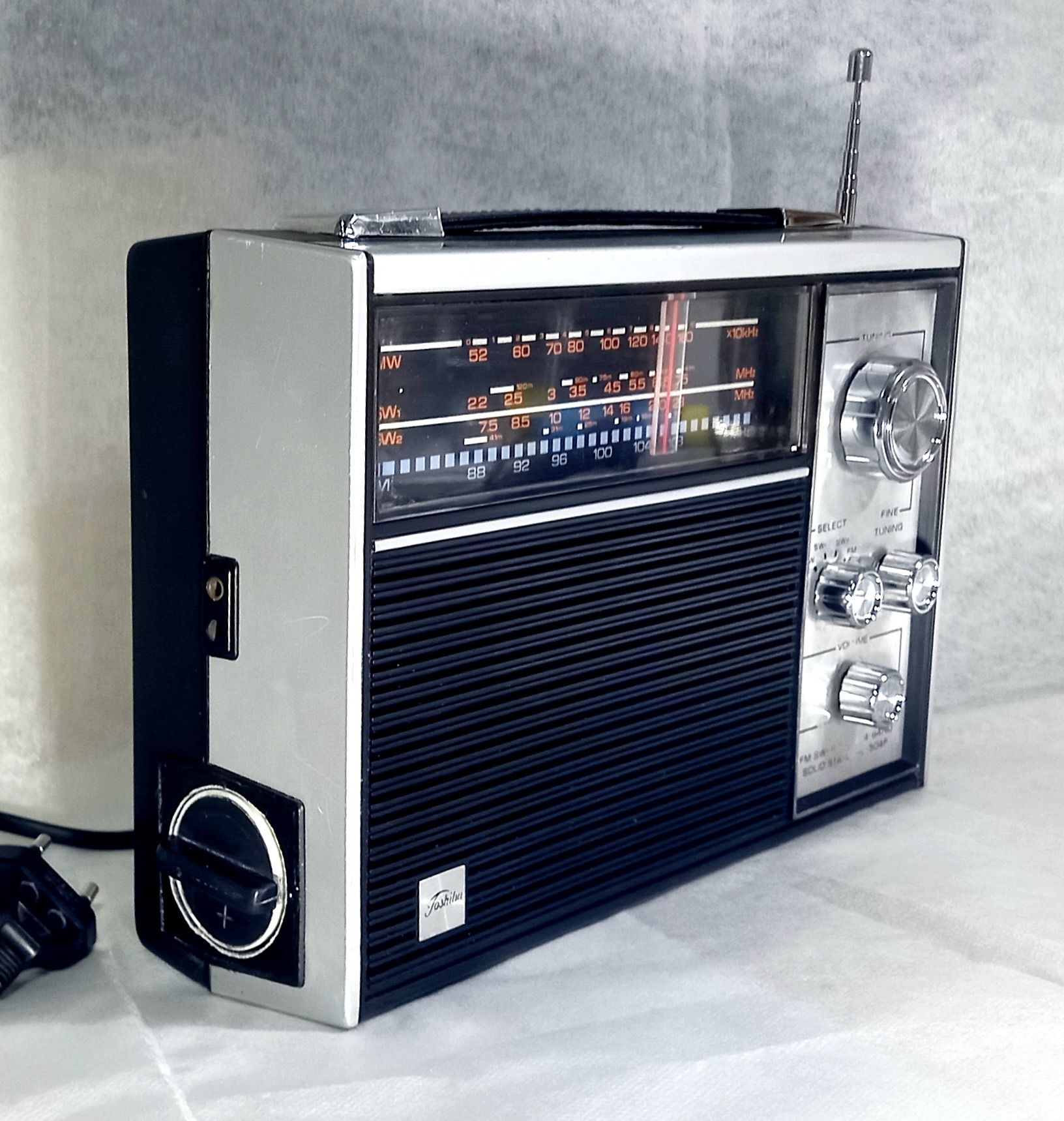 رادیو توشیبا قدیمی 4موج FM دار