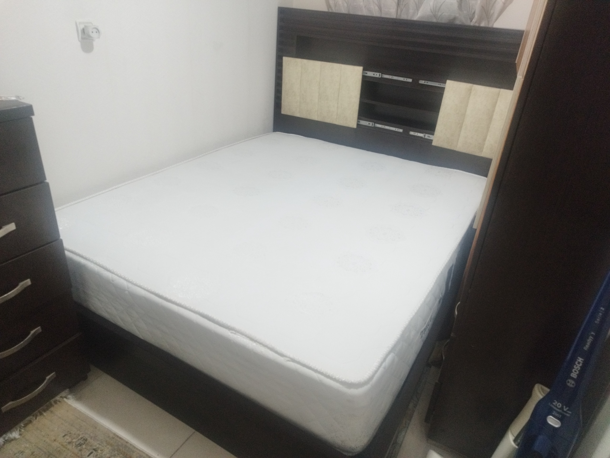 تخت خواب به همراه خوشخواب و دراور و یک پاتختی