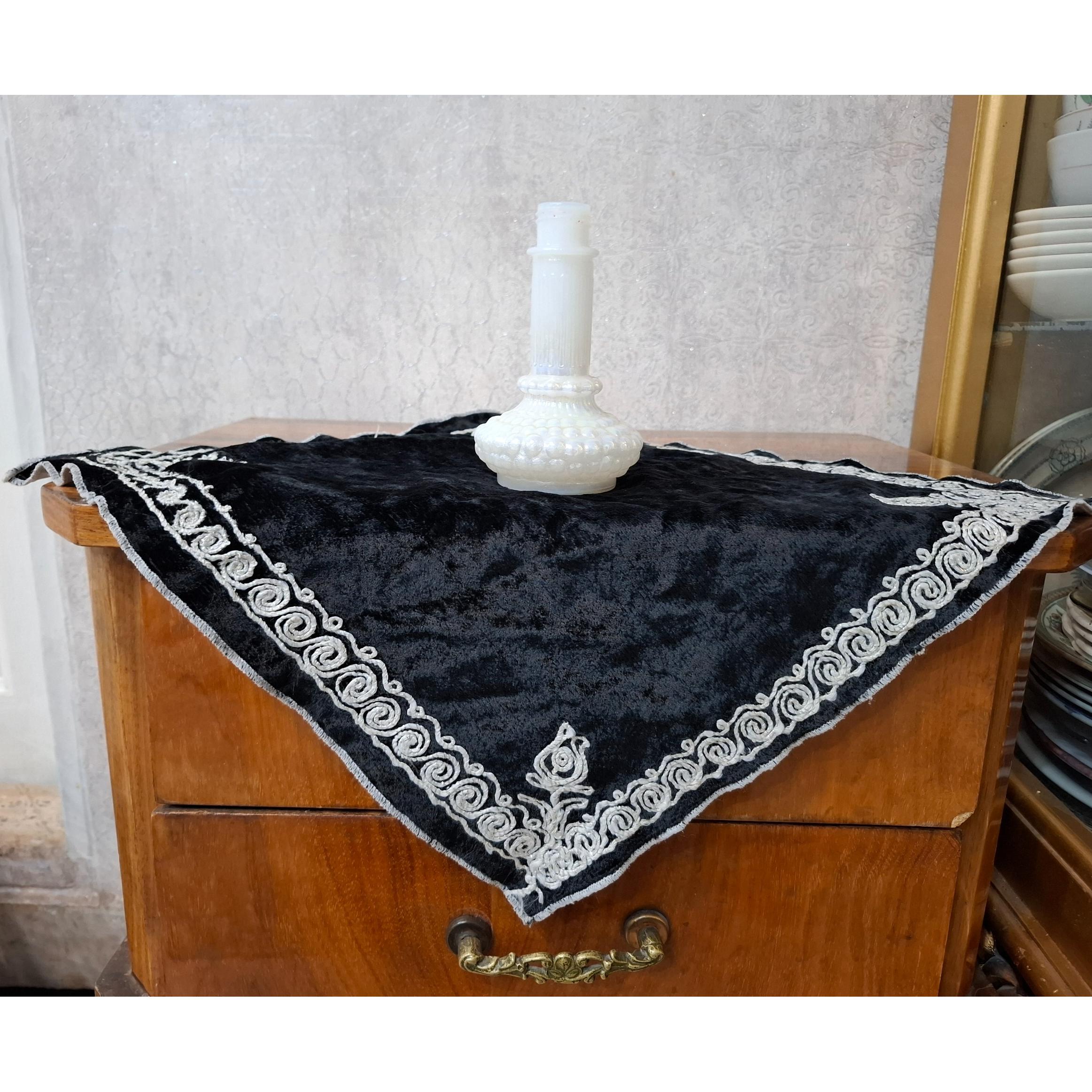 رومیزی کوچک جانماز مخمل مشکی گلدوزی شده