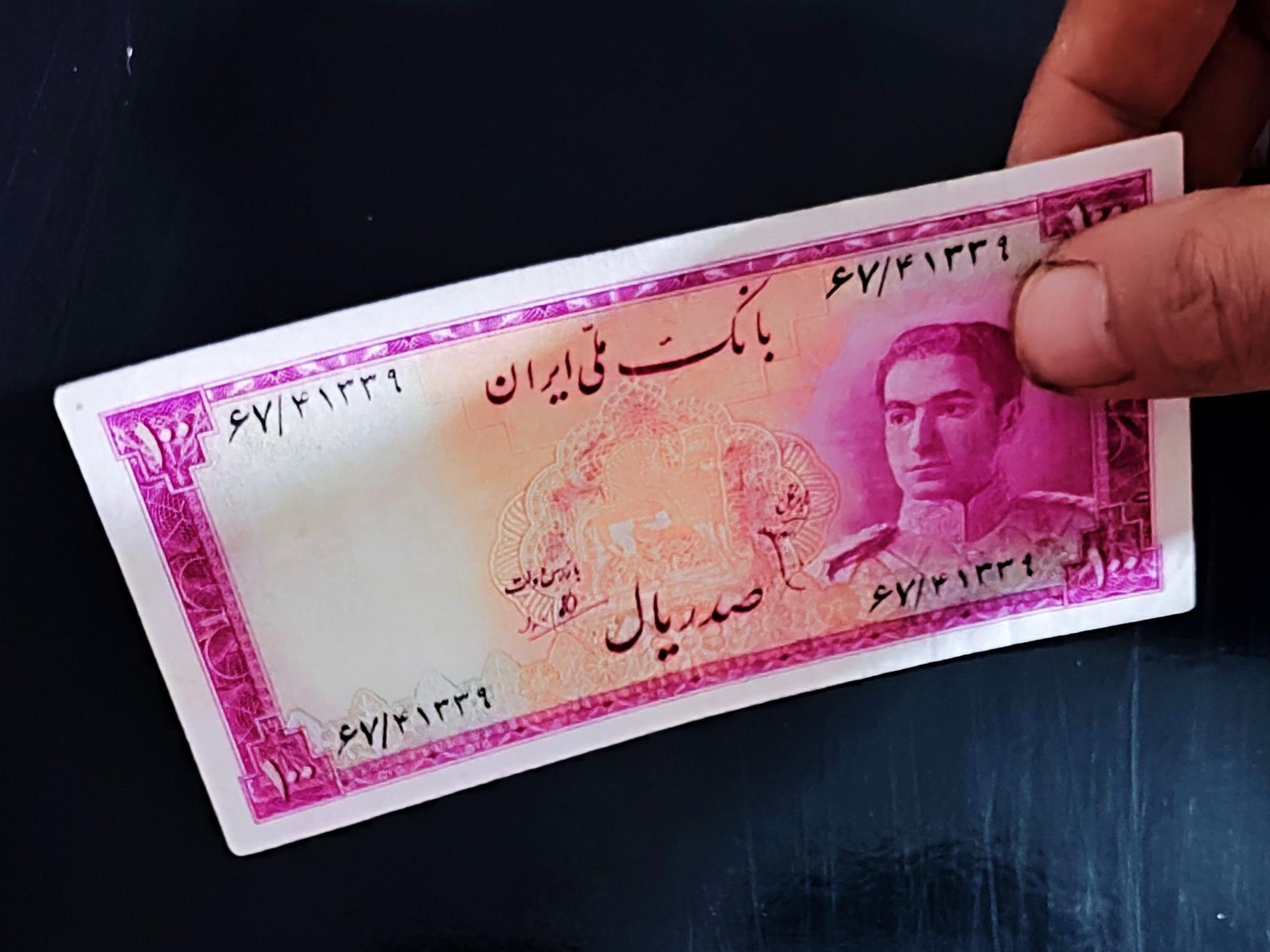 100 ریال سری سوم گلی در حد نو