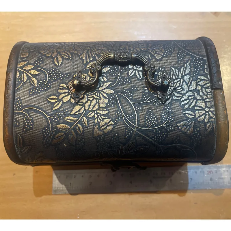 جعبه چوبی زیبا با دسته و قفل چفتی