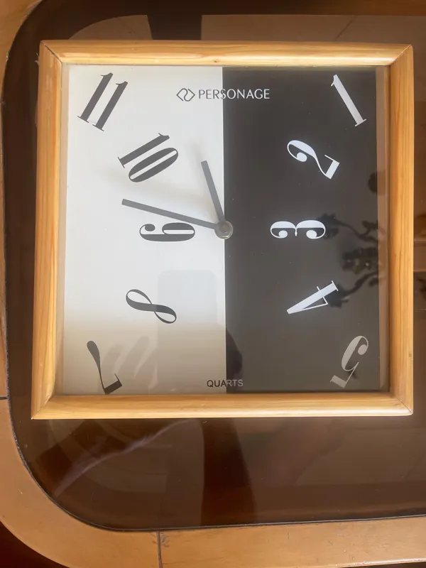 ساعت دیواری دور چوب