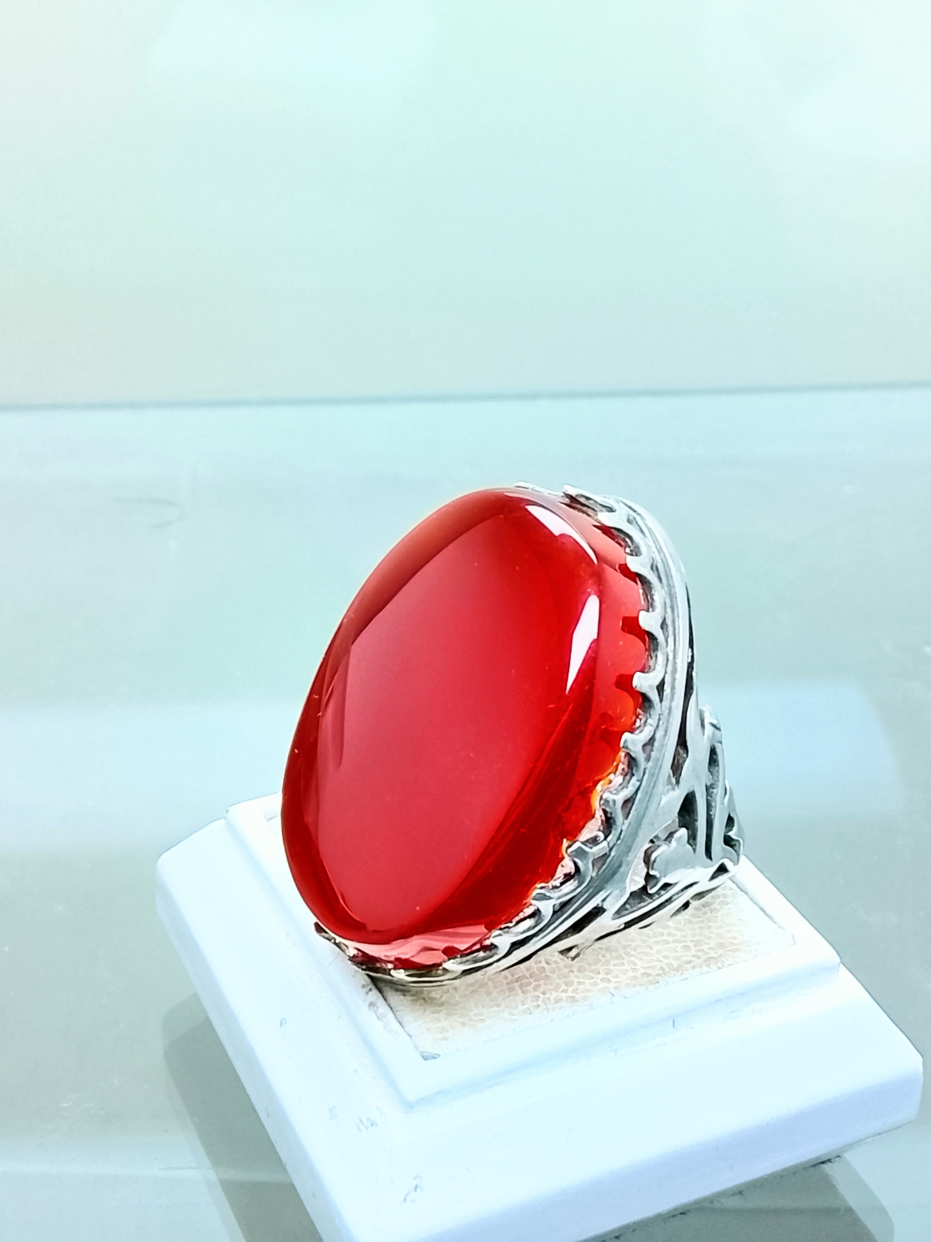 عقیق سرخ معدنی آبدار و قواره دار