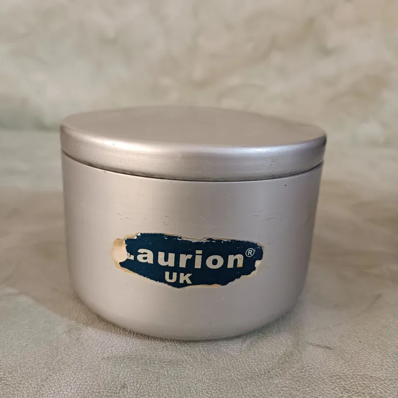 یک عدد قندان با چاییدان قدیمی