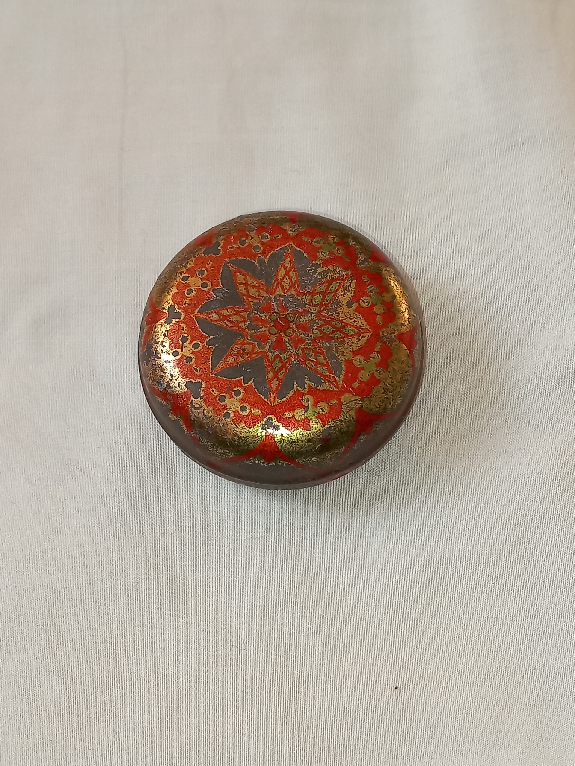 قوطی کوچک فلزی قدیمی