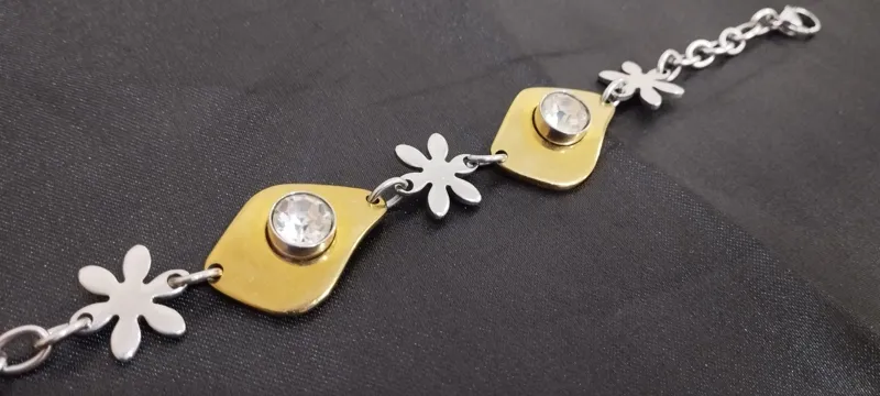 دستبند زمانه استیل طرح گل شیک و چشم نواز