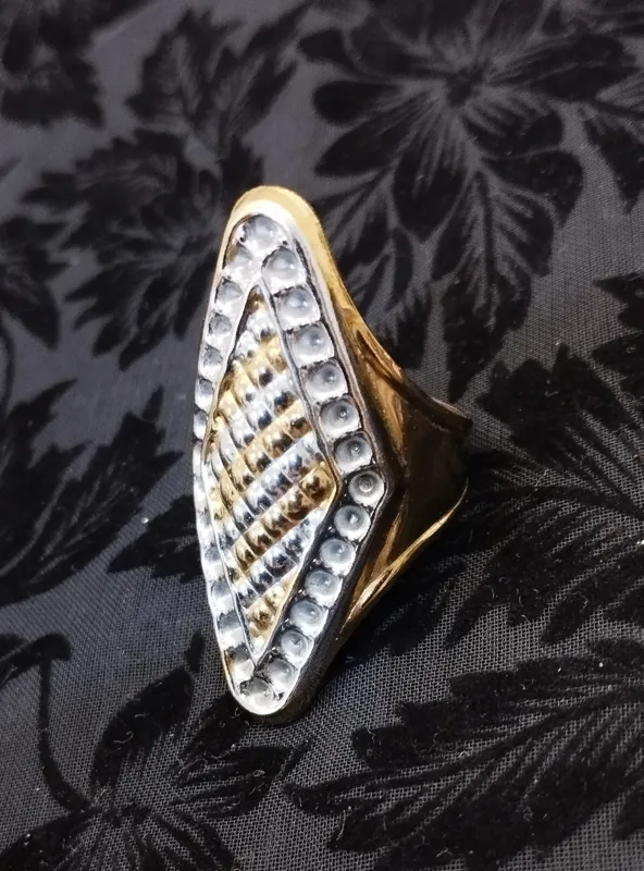 انگشتر طلایی رنگ ثابت زنانه