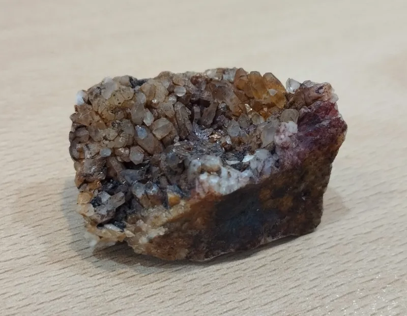 سنگ خاص با رگه های طلایی