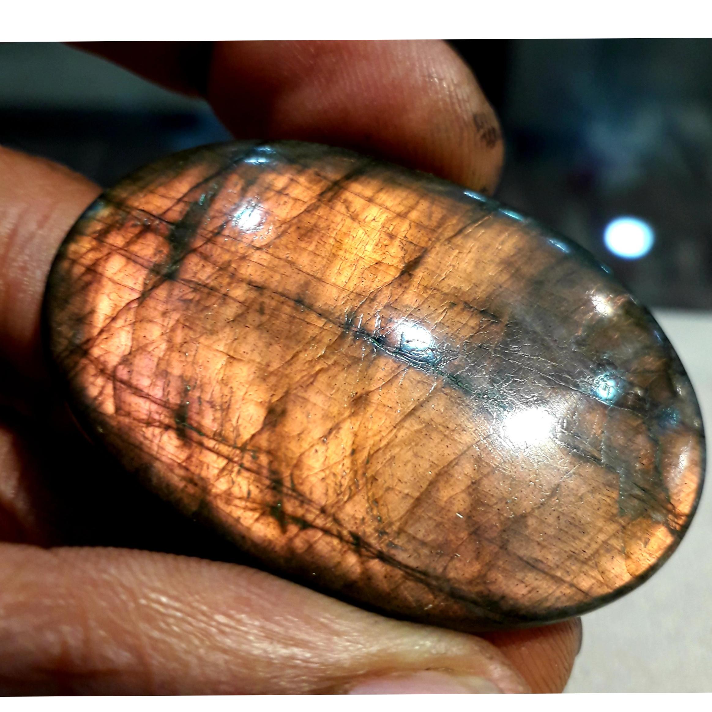 لابرادوریت طبیعی ماداگاسکار با وزن 21.700