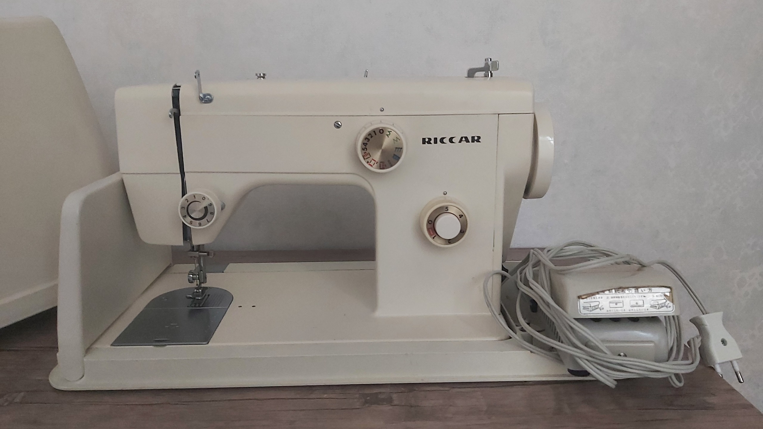 چرخ خیاطی قدیمی در حد نو همراه با میز