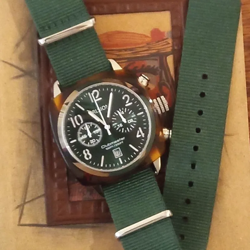 ساعت برلسیون با قاب کهربا