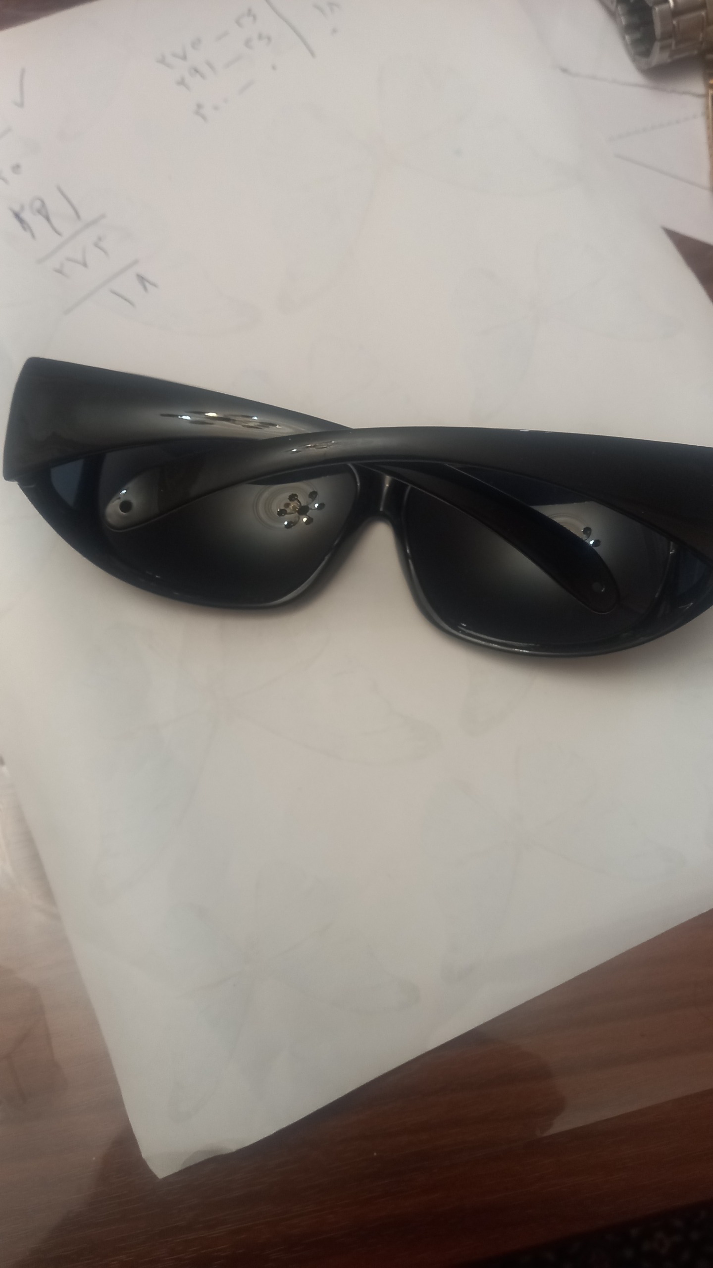 عینک آفتابی مردانه مناسب رانندگی در جهت نور