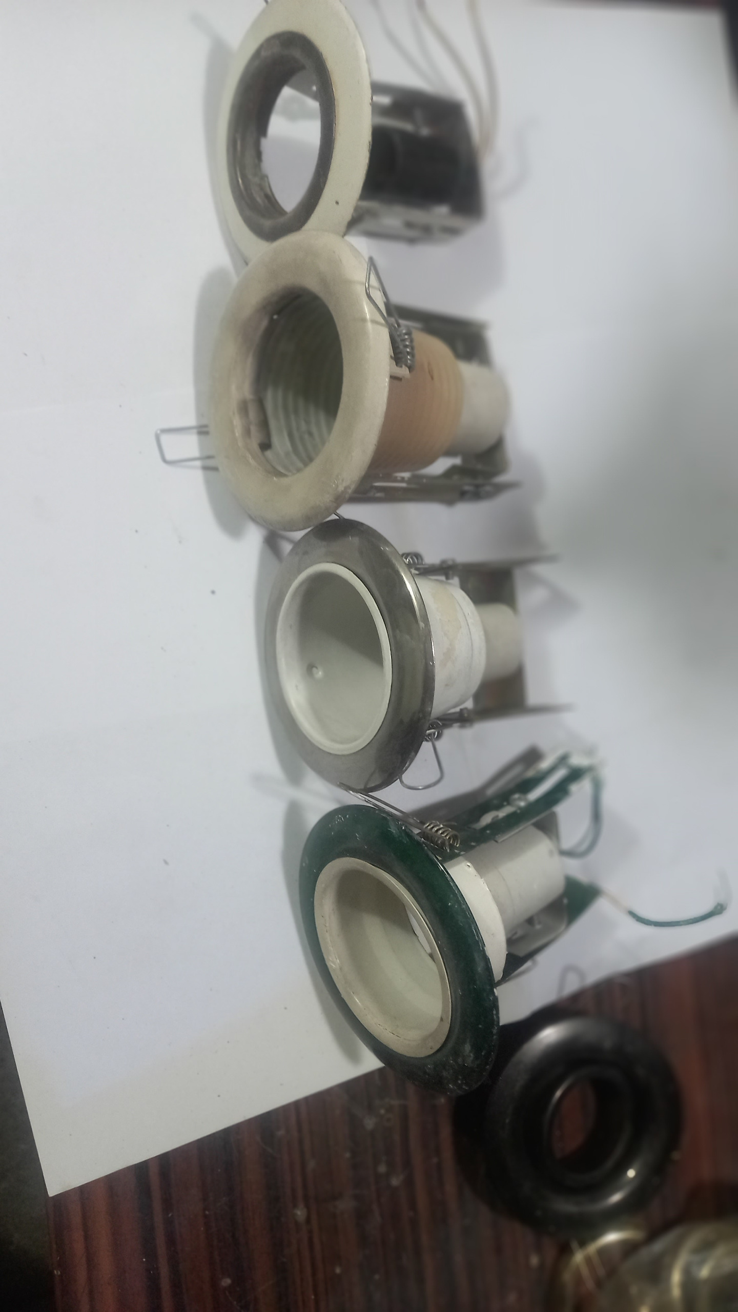جای لامپ هالوژن ساختمان