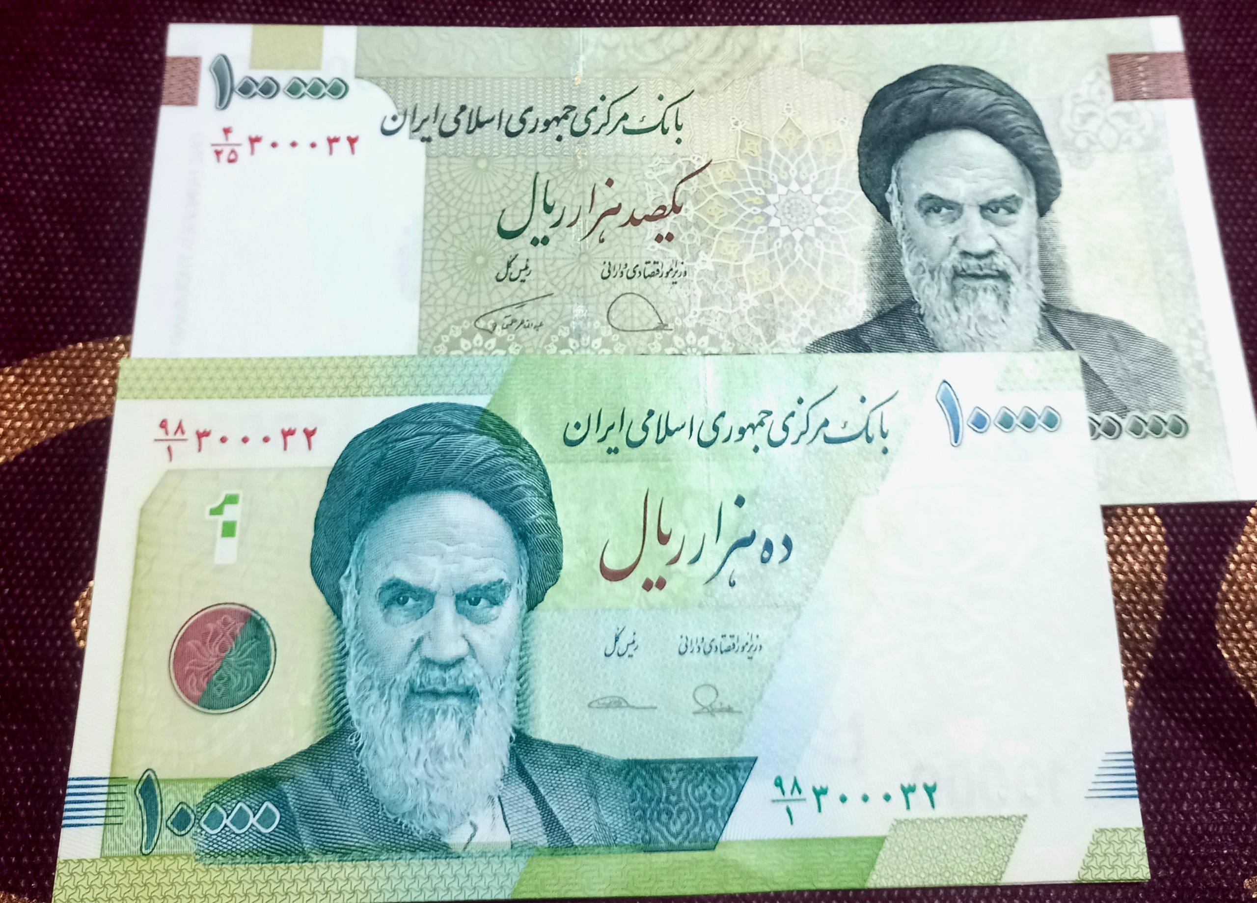 دو جفت اسکناس بانکی همشماره صفر وسط