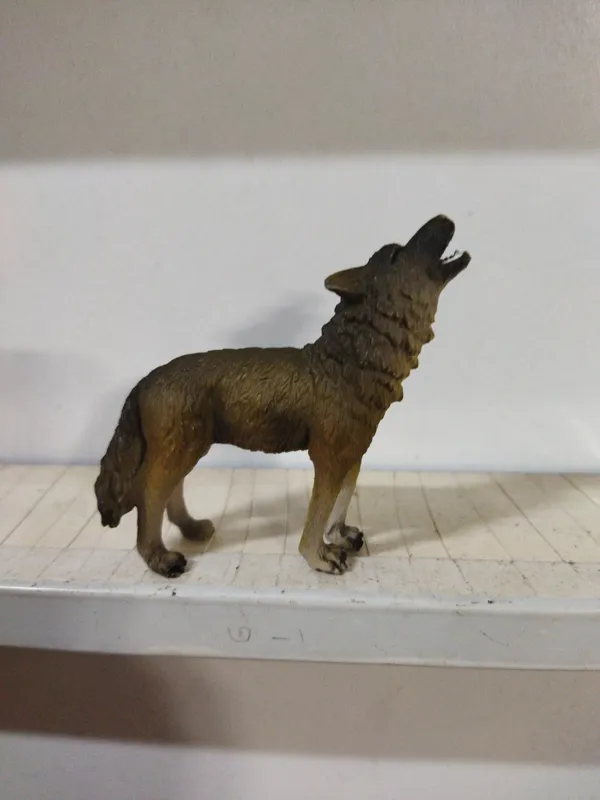 فیگور گرگ در حال غرش