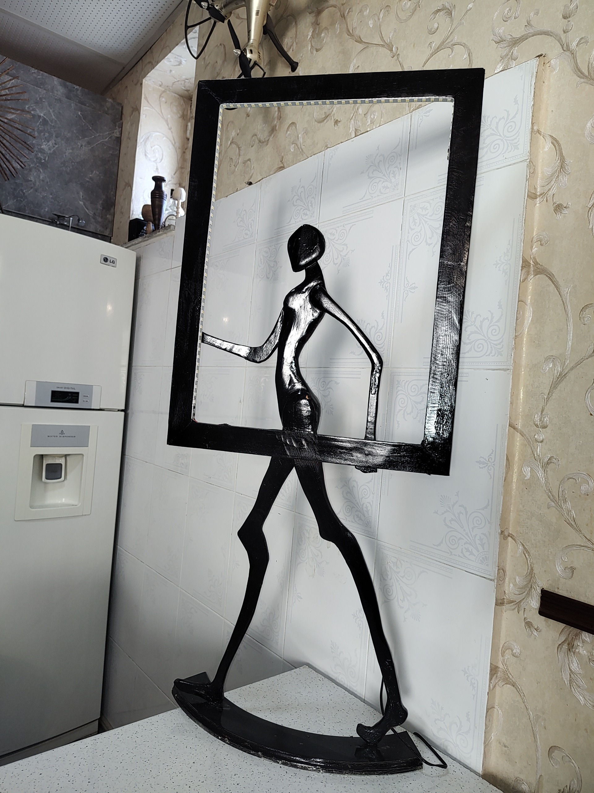 مجسمه دختر در قاب آزادی