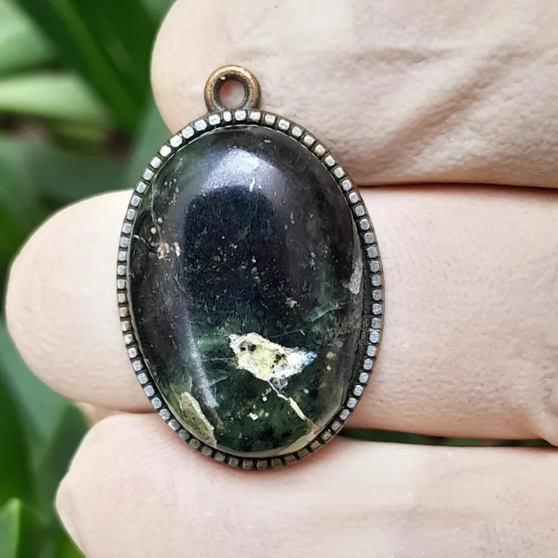 گردن آویز یشم معدنی طبیعی