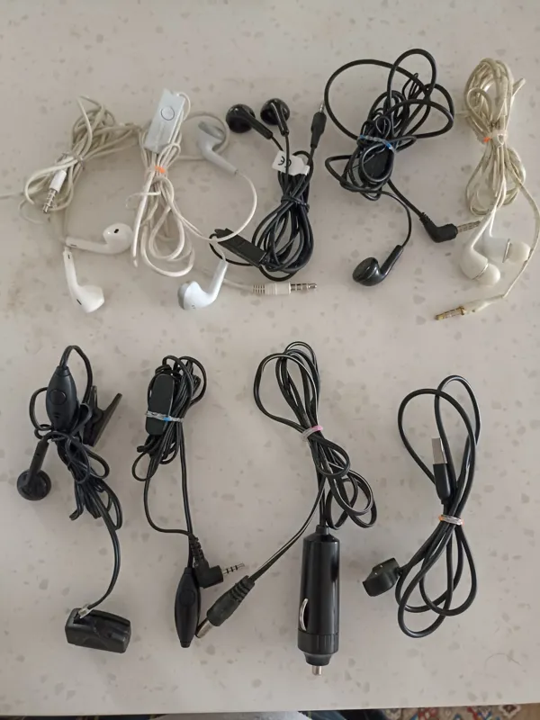 تعدادی هندزفری و شارژر قدیمی. توضیحات
