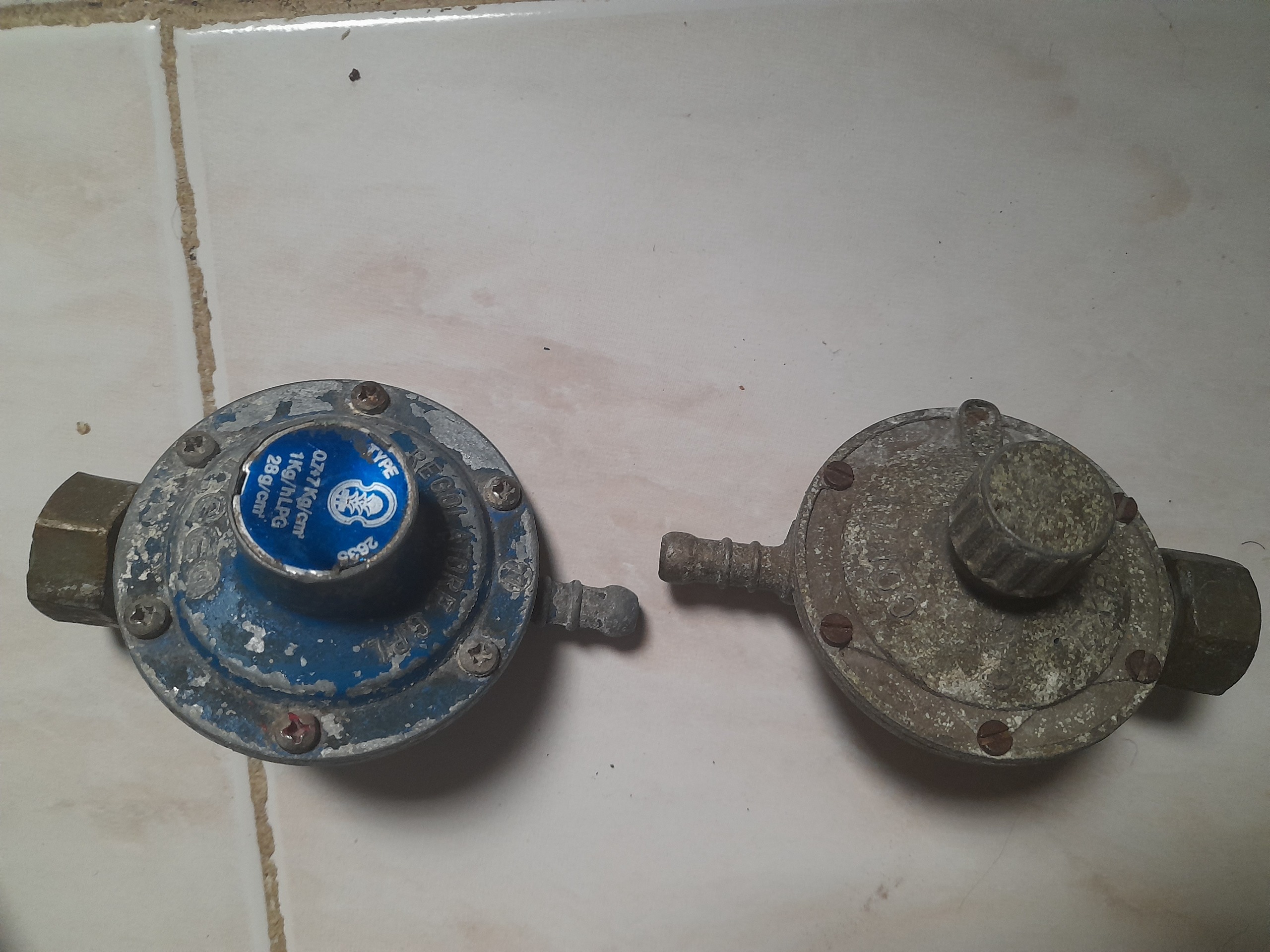 2 عدد رگلاتور گاز