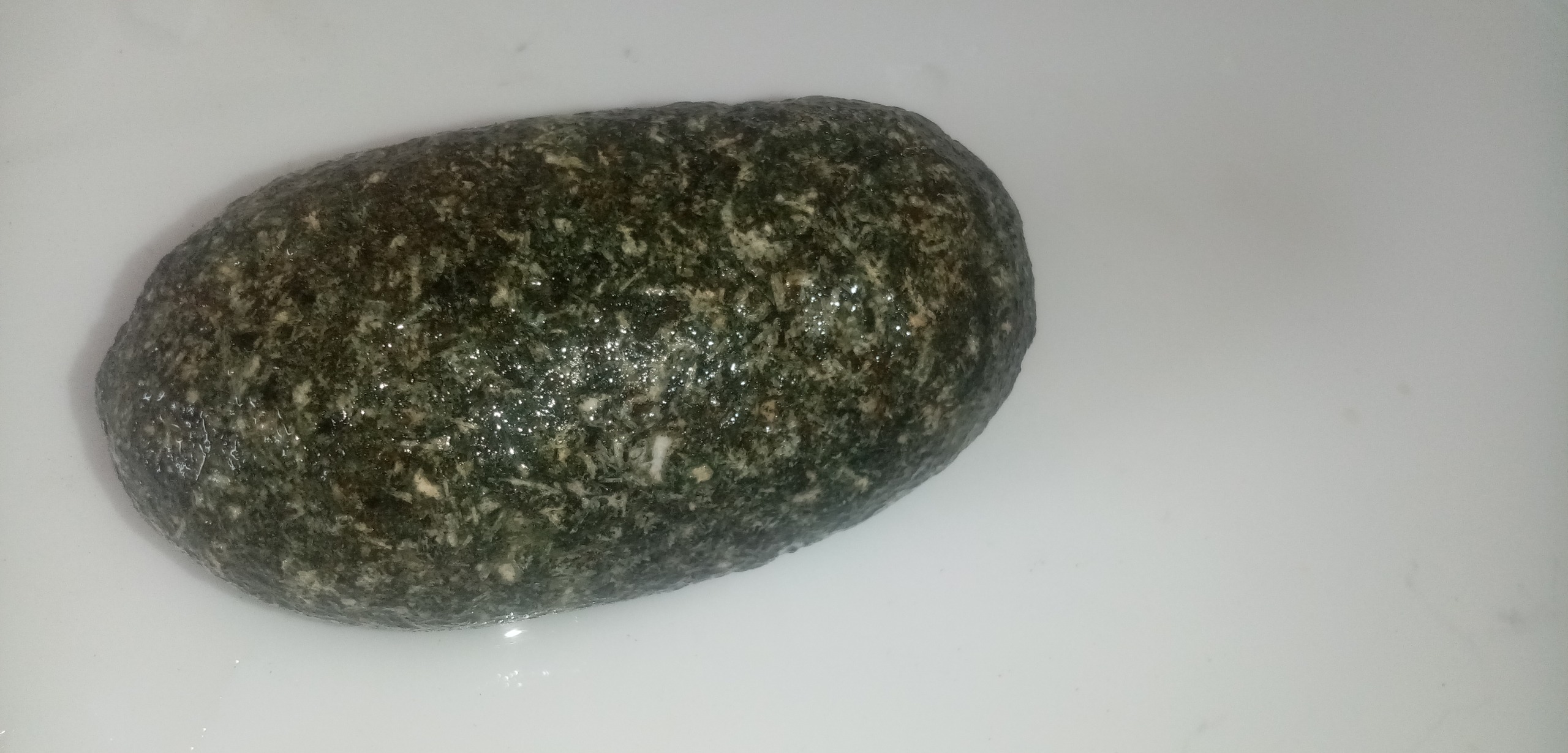 تعدادی سنگ مار و کانگلومرا یاس سبز و یشم