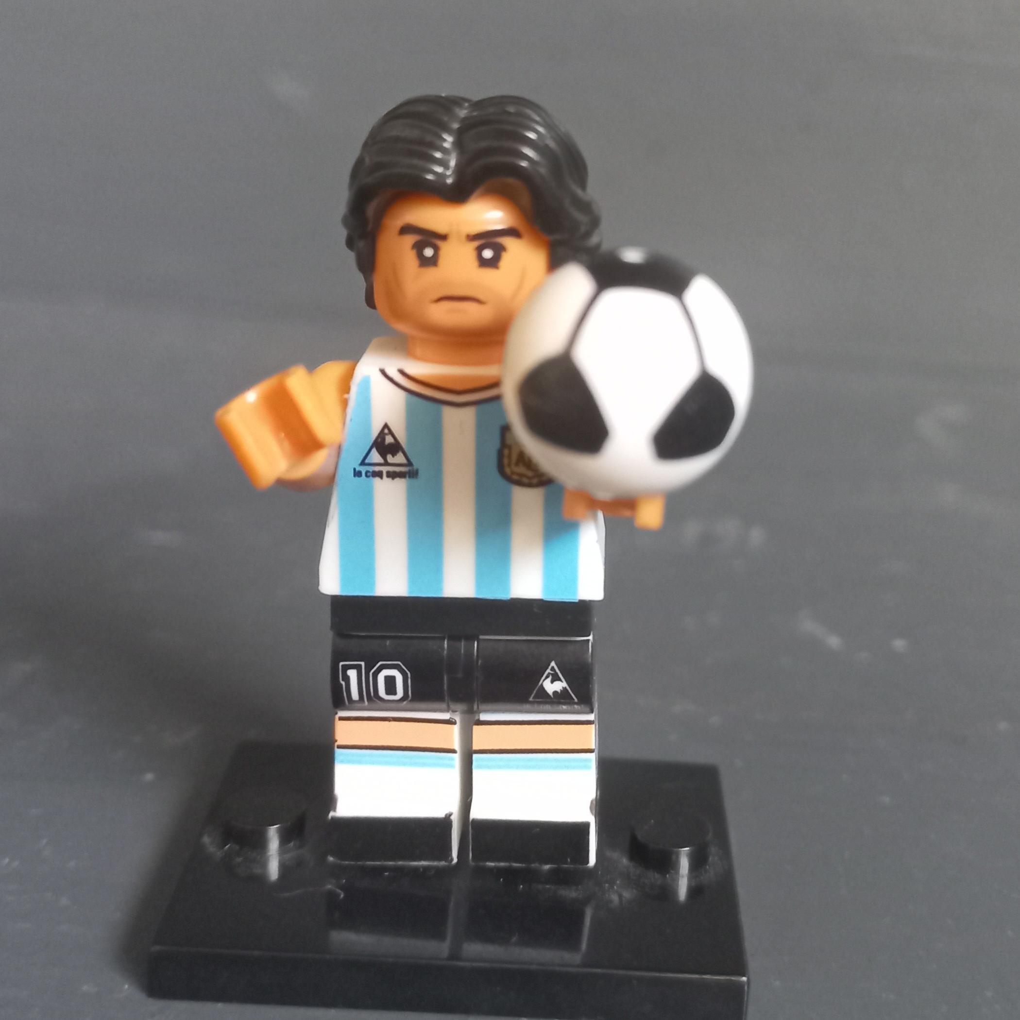 لگو مارادونا با توپ