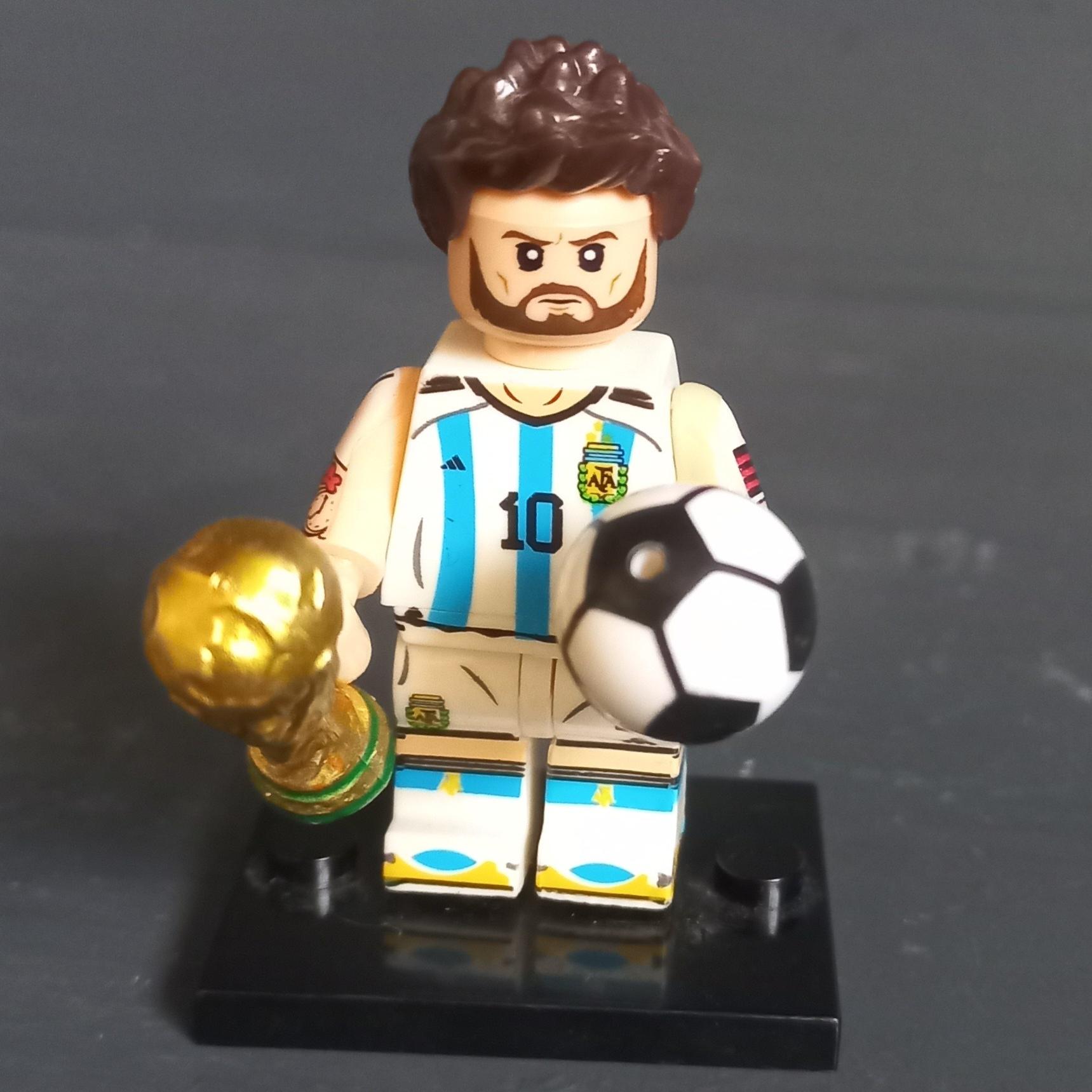 لگو مسی با جام  جام به دستش و دستش به بازو چسبیده