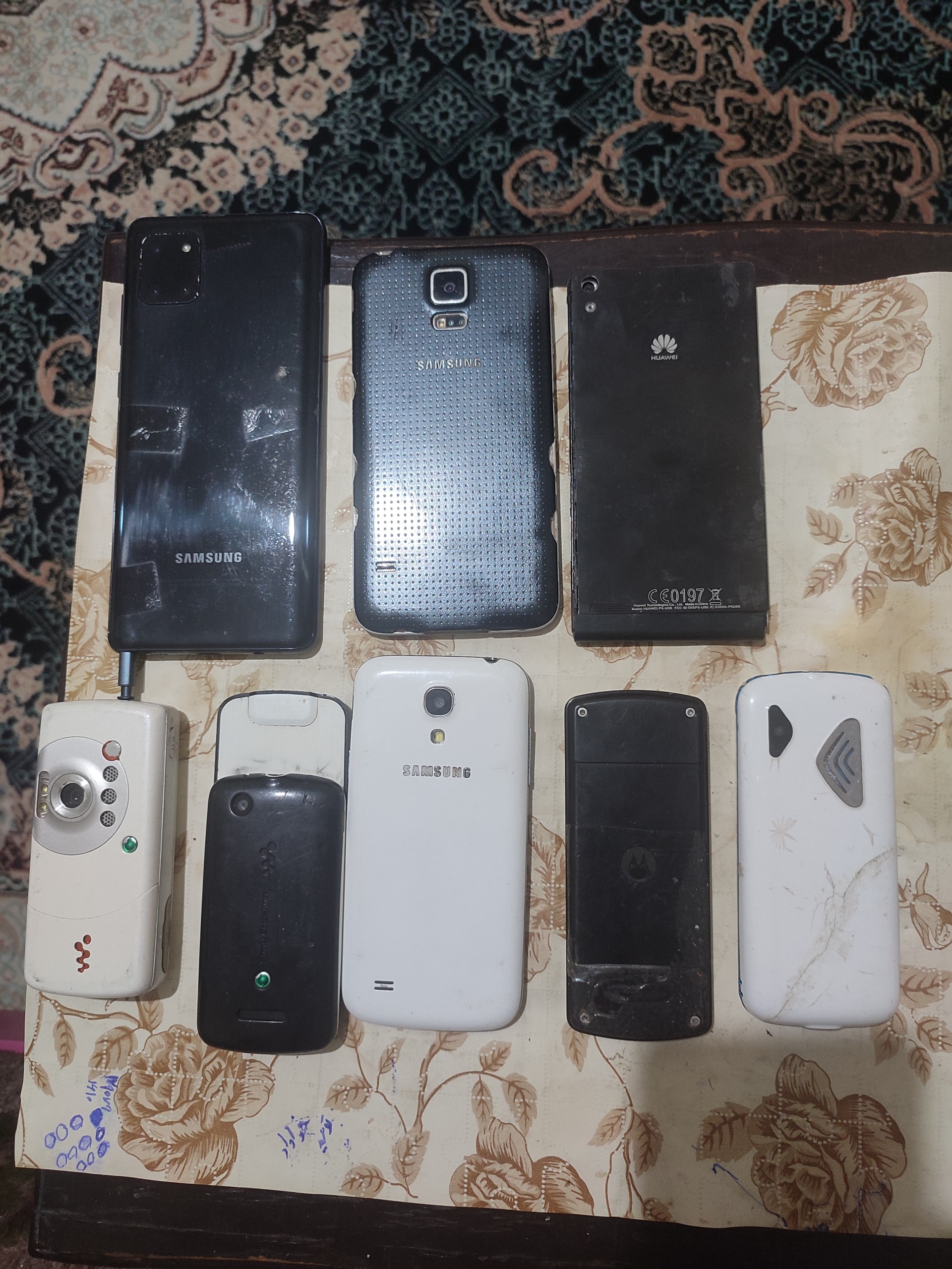 تعداد 8 عدد گوشی خاموش و مناسب تعمیرکاران