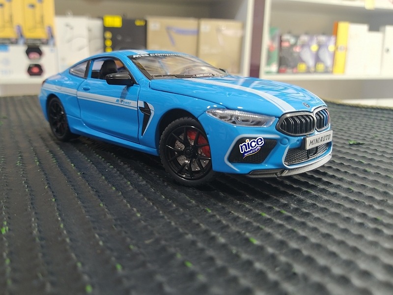ماکت BMW M8 کامپتیشن کوپه سایز 1/24 آبی روشن