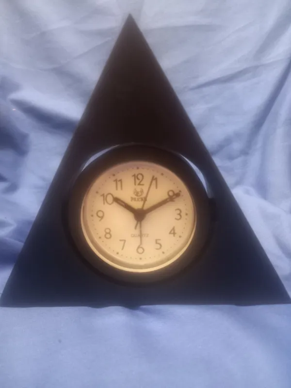 ساعت مثلثی رو میزی