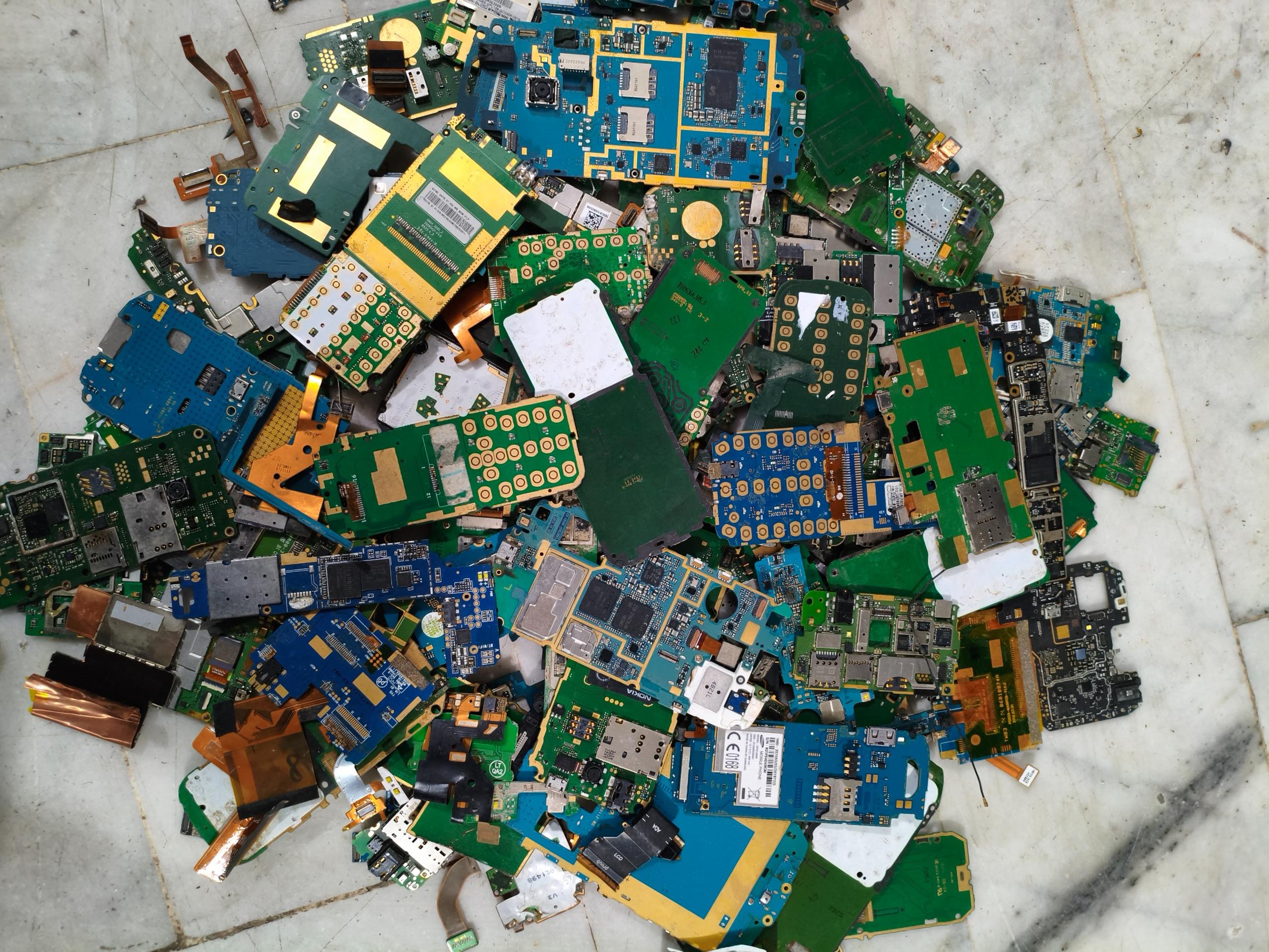 یک کیلو برد گوشی قدیمی طبق تصاویر