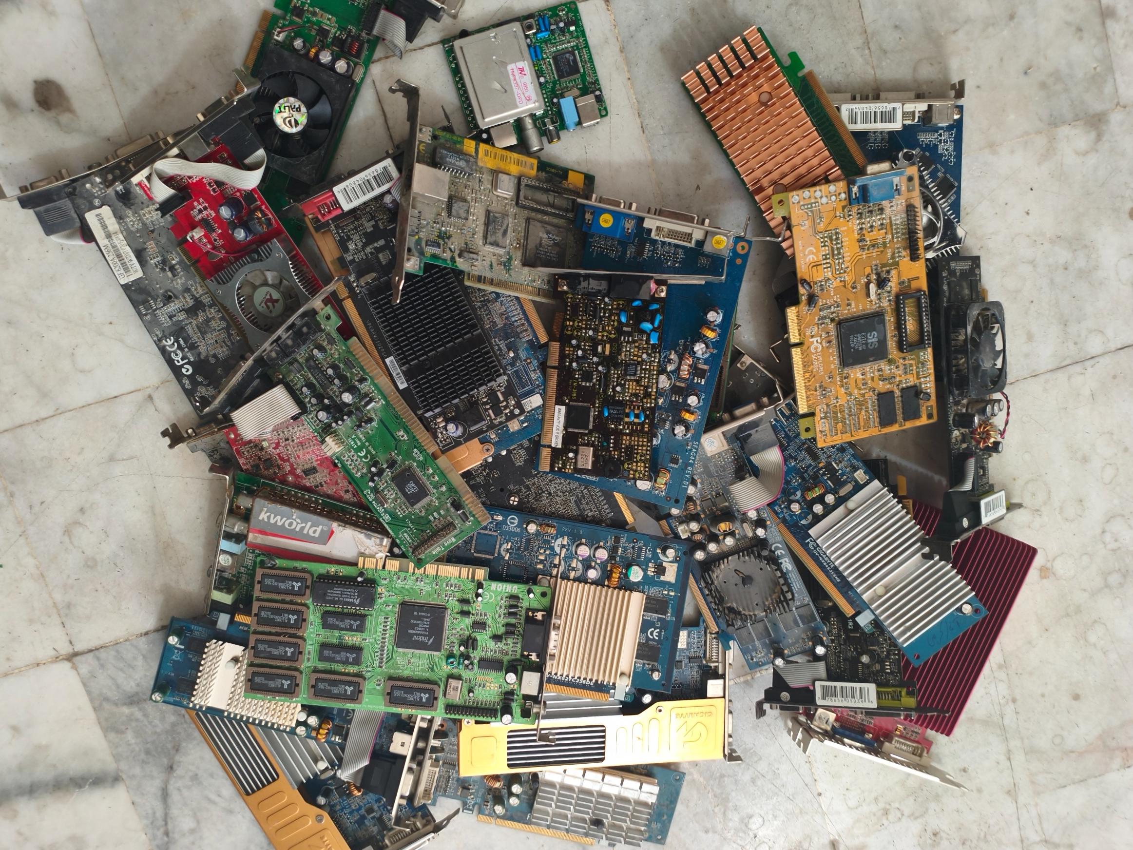5کیلو کارت گرافیک وکارت قدیمی کامل
