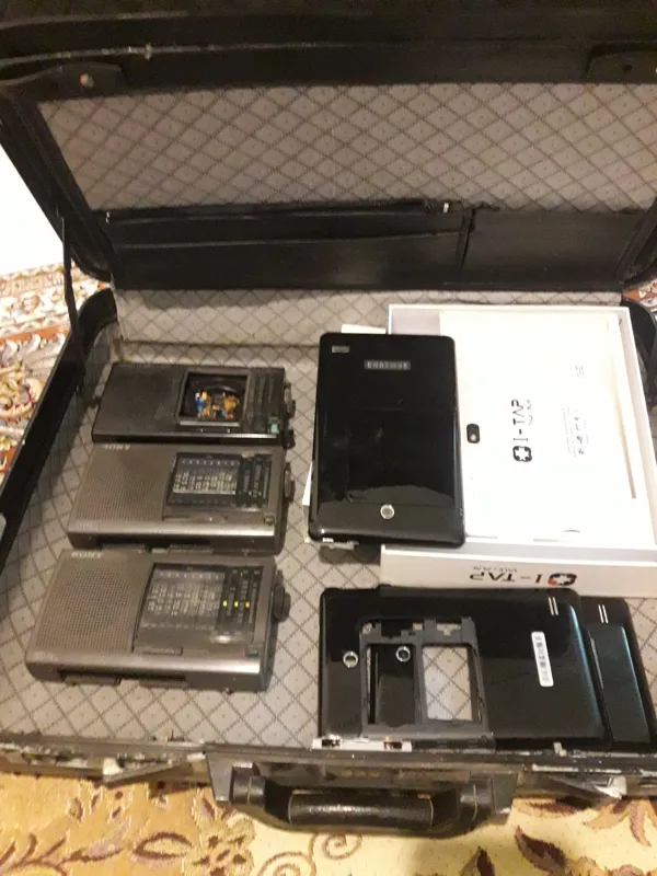 3 عدد رادیو سونی و 2 عدد تبلت توضیحات را ببینید