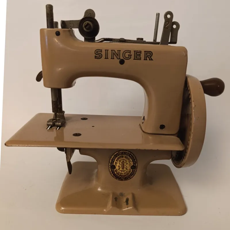 چرخ خیاطی کوچک قدیمی