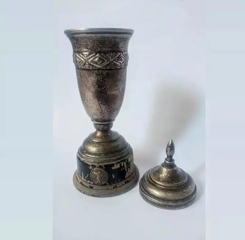 کاپ بسیار زیبا و قدیمی با پایه چوبی