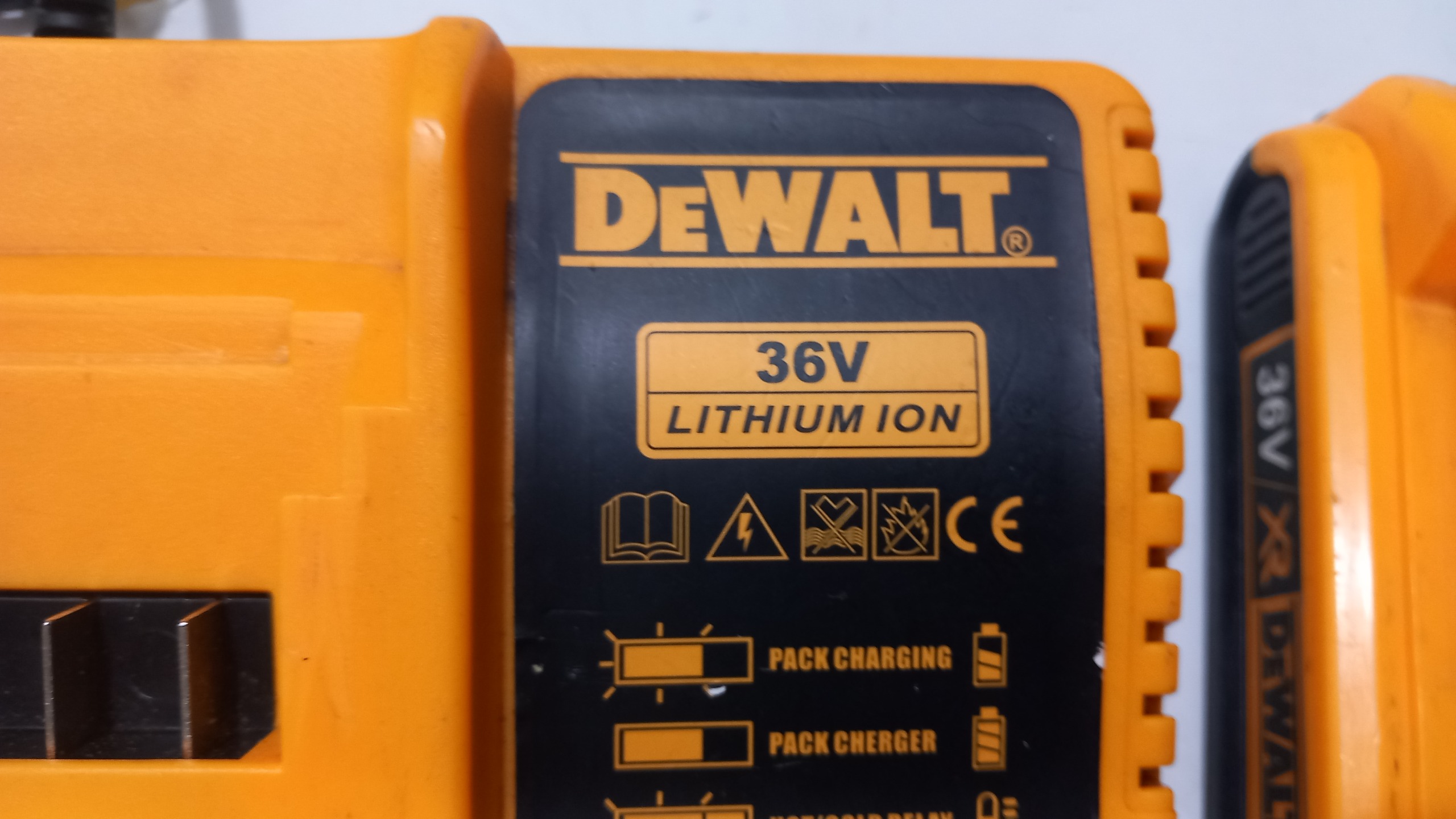 شارژروباتری دریل شارژی دیوالت