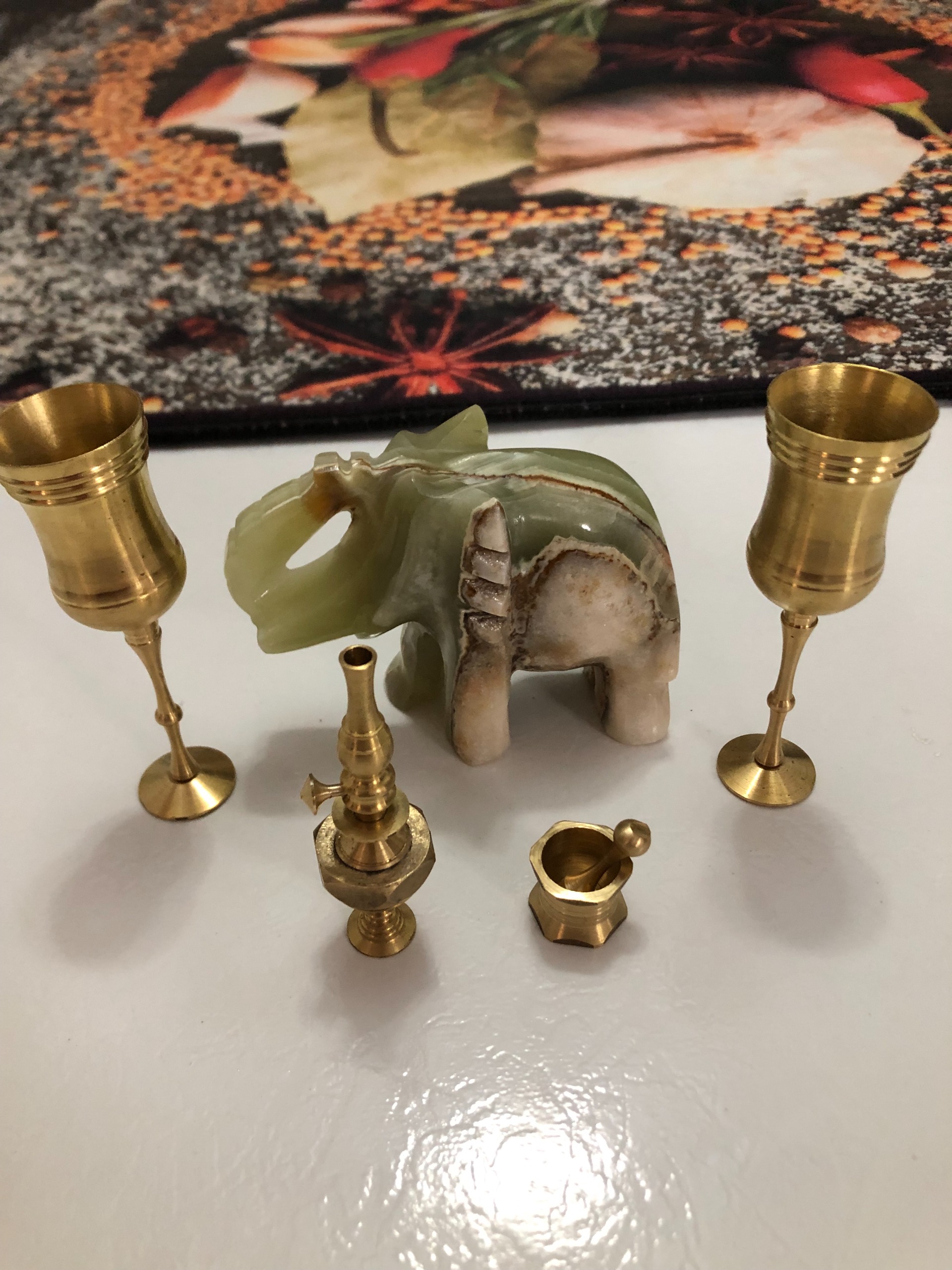 مجسمه فیل سنگی و دکوری های برنجی