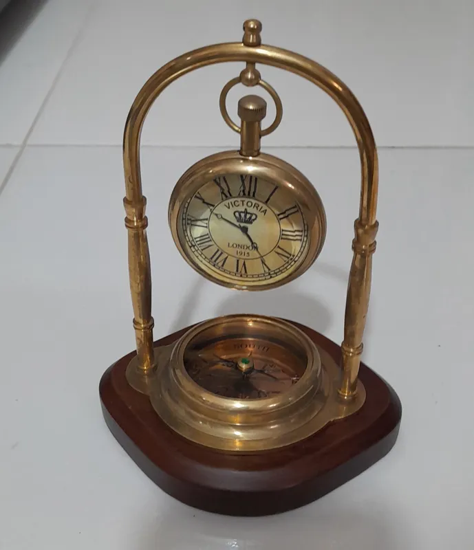 ساعت رومیزی برنجی مارکدار  قطبنما دار جذاب