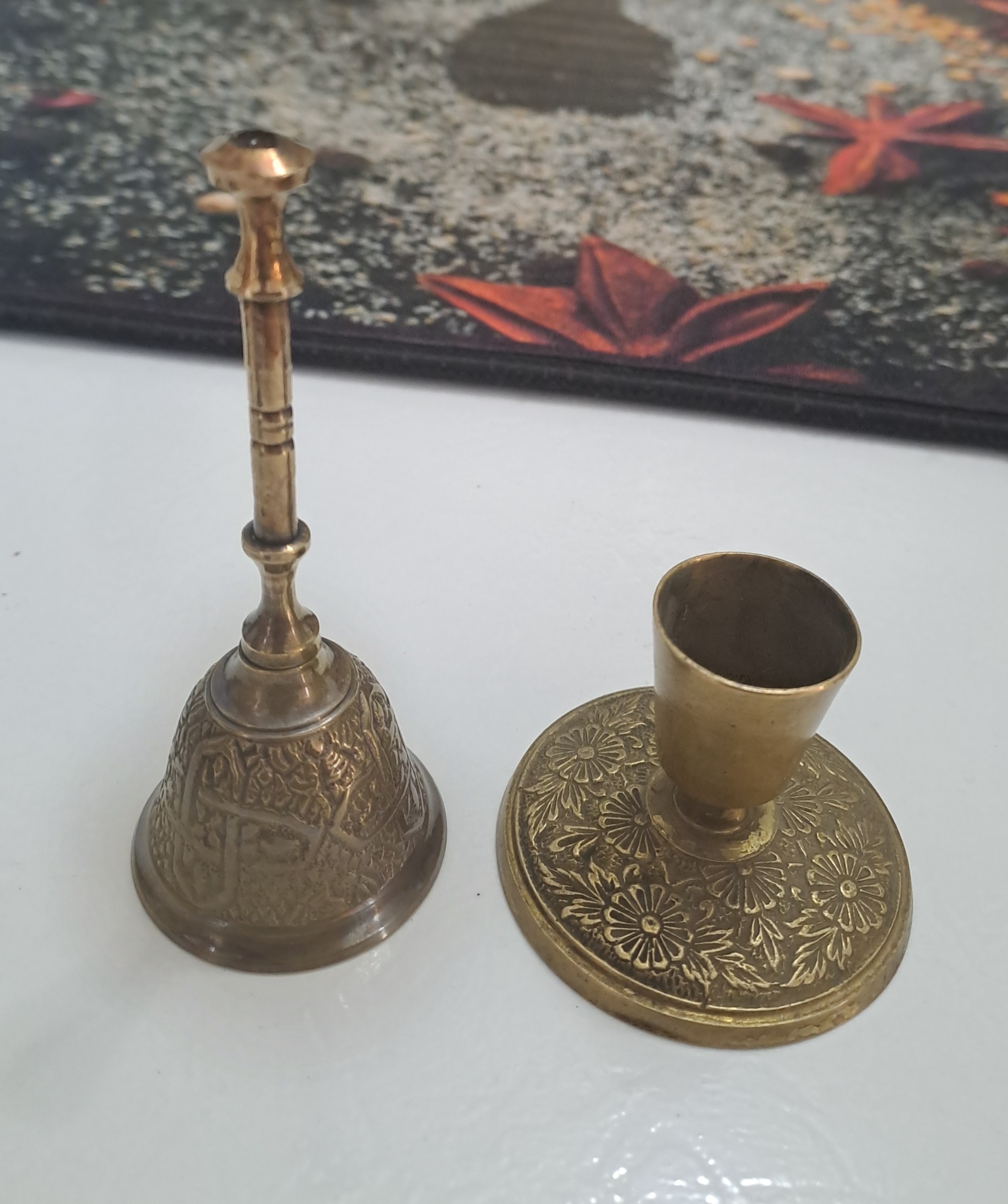 جاشمعی و زنگوله برنجی آنتیک منقوش