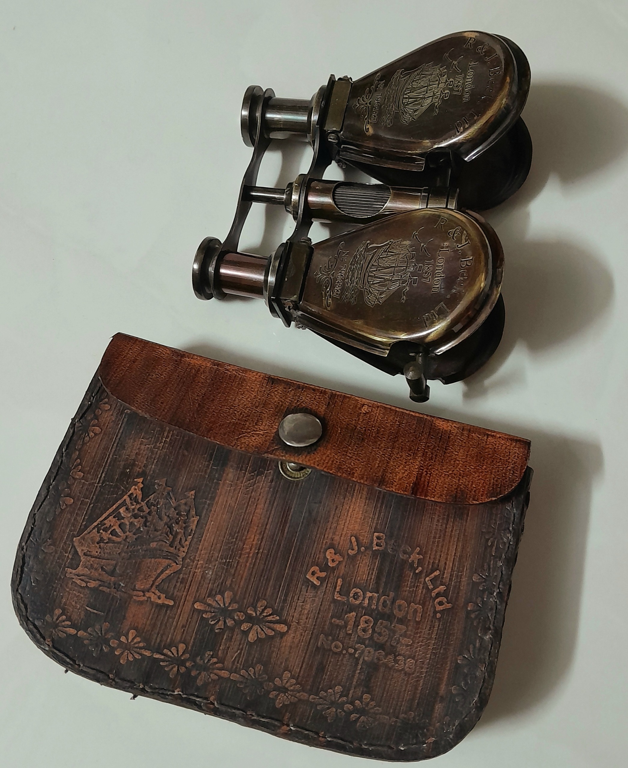 دوربین دوچشمی اُپرایی برنجی مارکدار