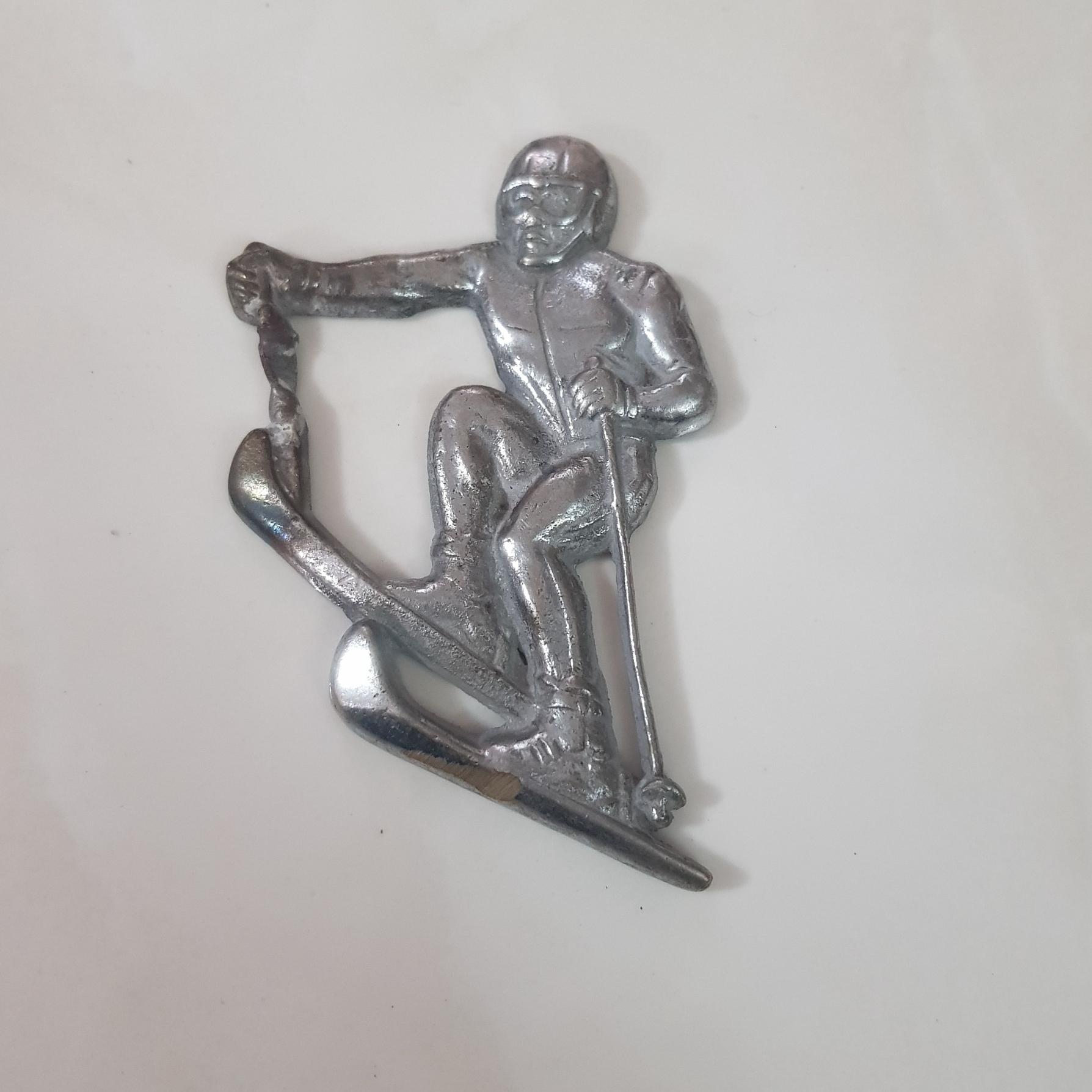 نماد اسکی جنس برنجی قدیمی