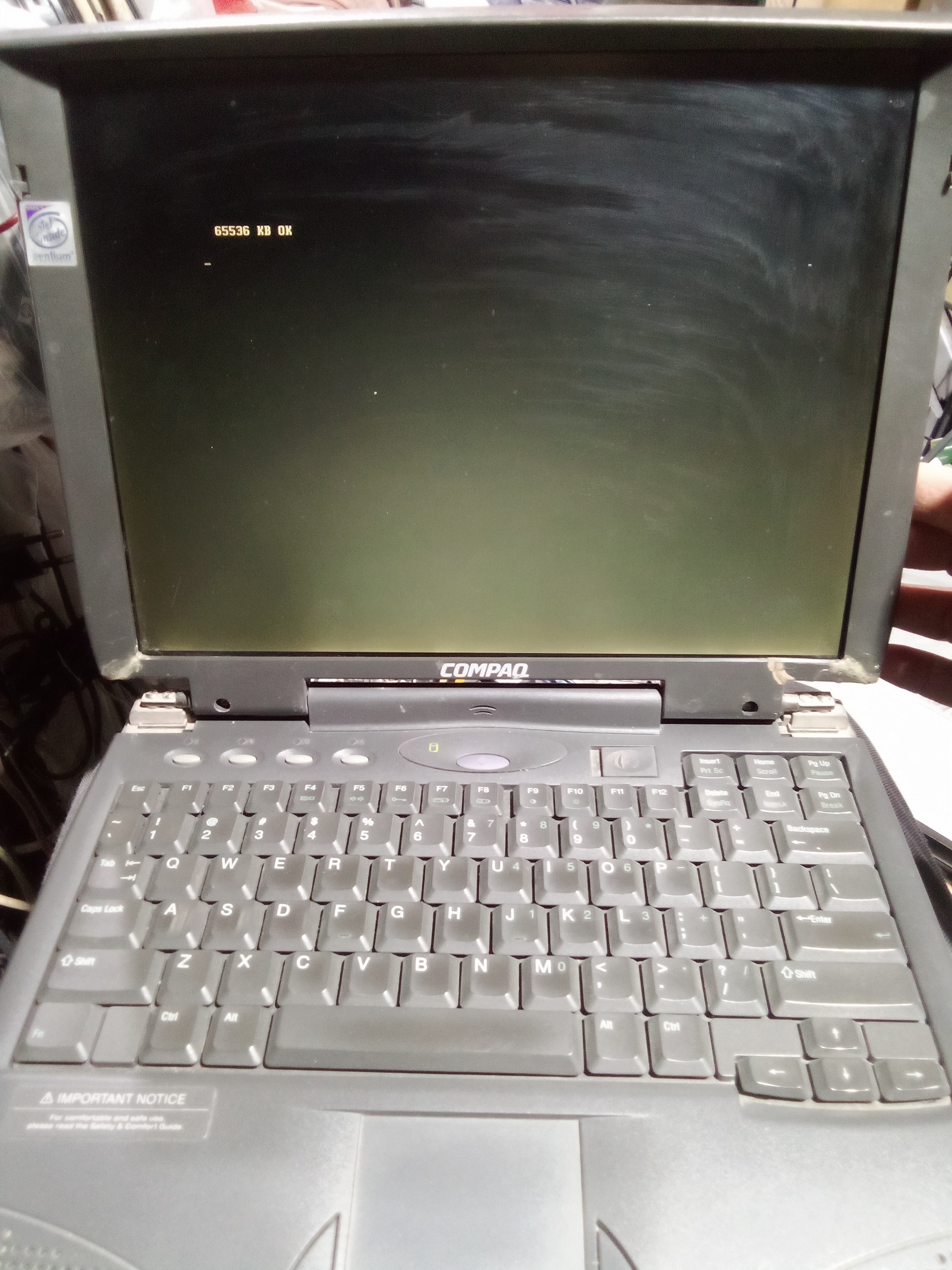 لپ تاپ قدیمی کلکسیونی سالم compaq
