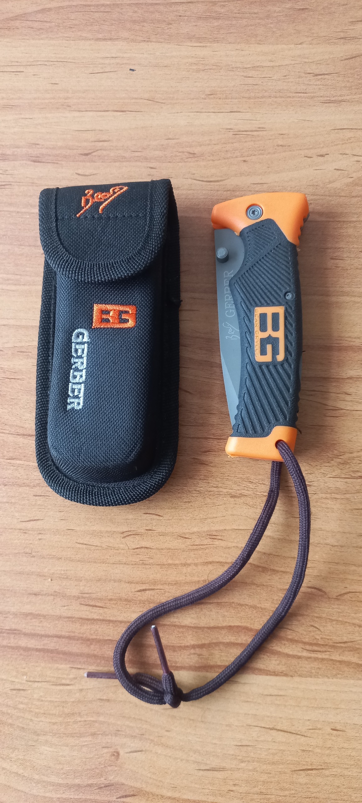 چاقو. شکاری گربر بزرگ اکبند