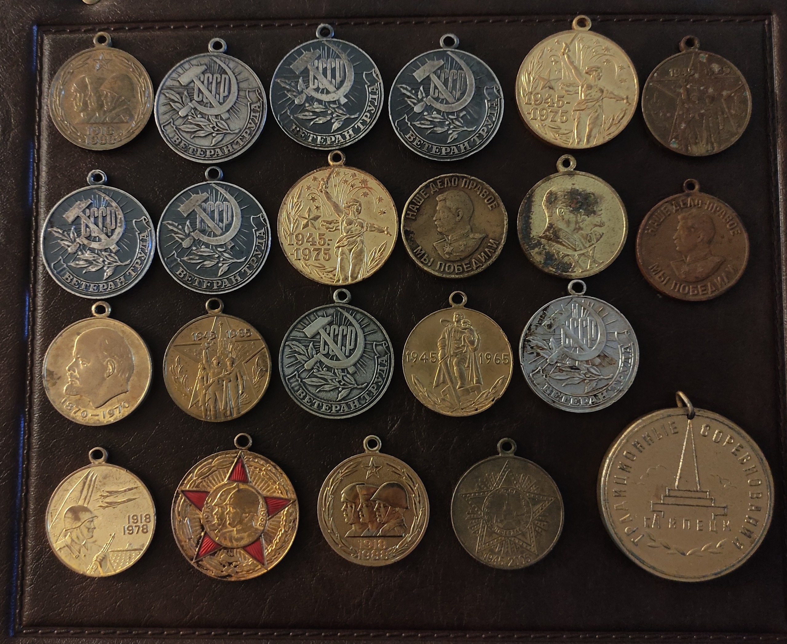 تعدادی مدال شوروی مطابق تصویر
