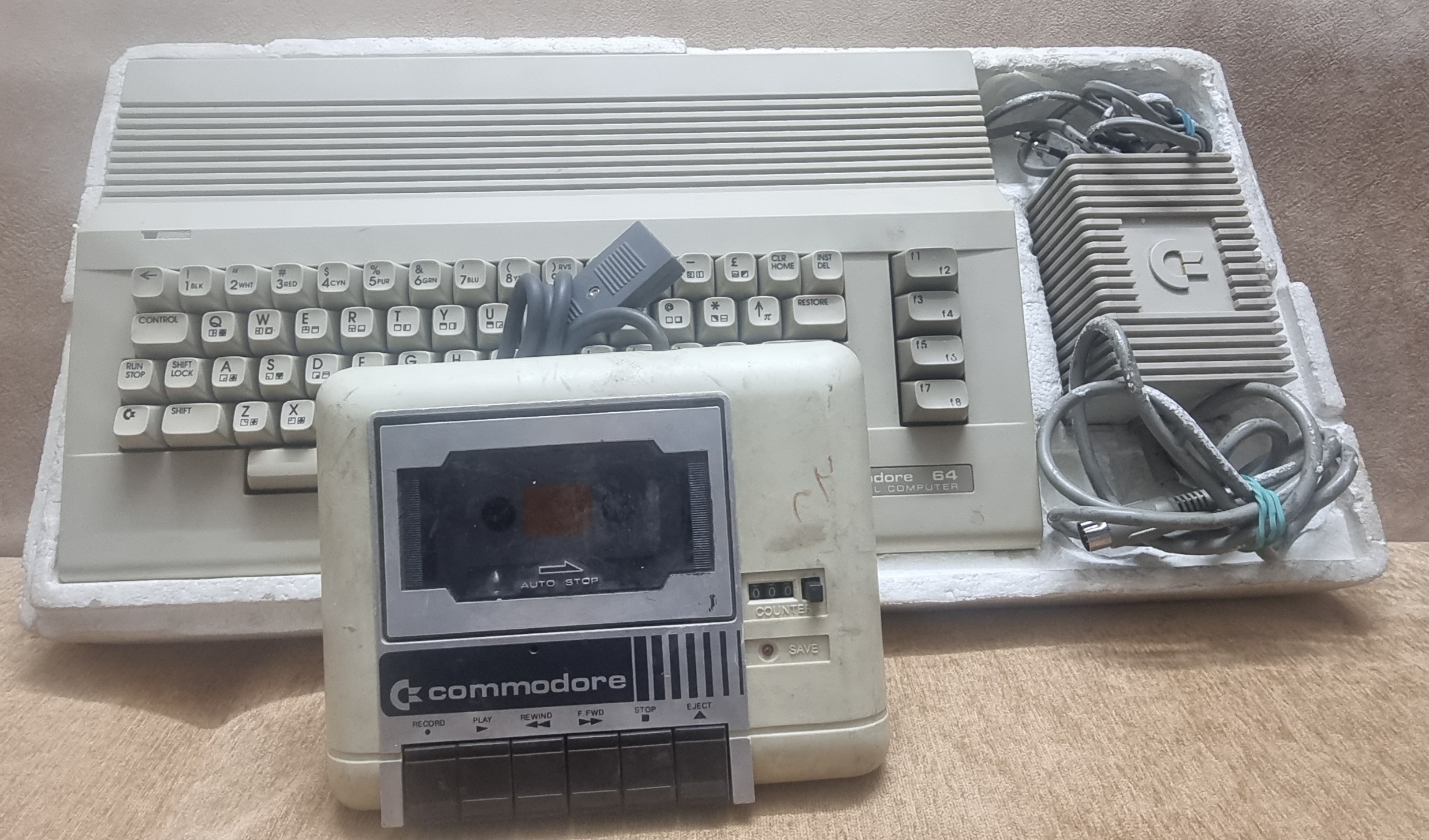 کمودور 64 با آداپتور و تیپ خوان و جعبه و یونولیت