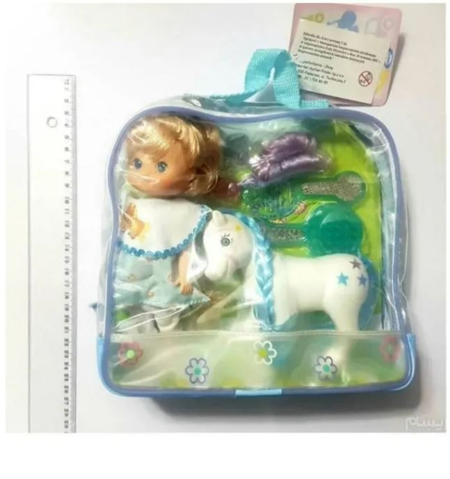 عروسک بسیار زیبا به همراه پونی و تجهیزات درون کیف