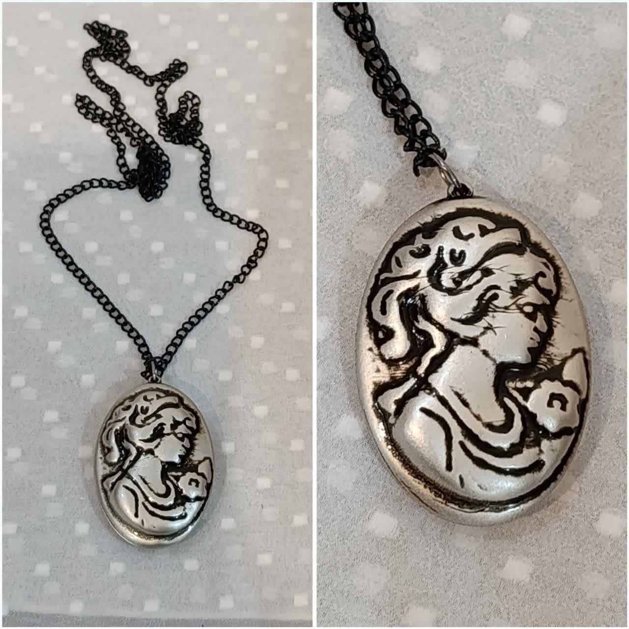 اویز گردنبند زیبا جنس فکر کنم پلاستیک فشرده