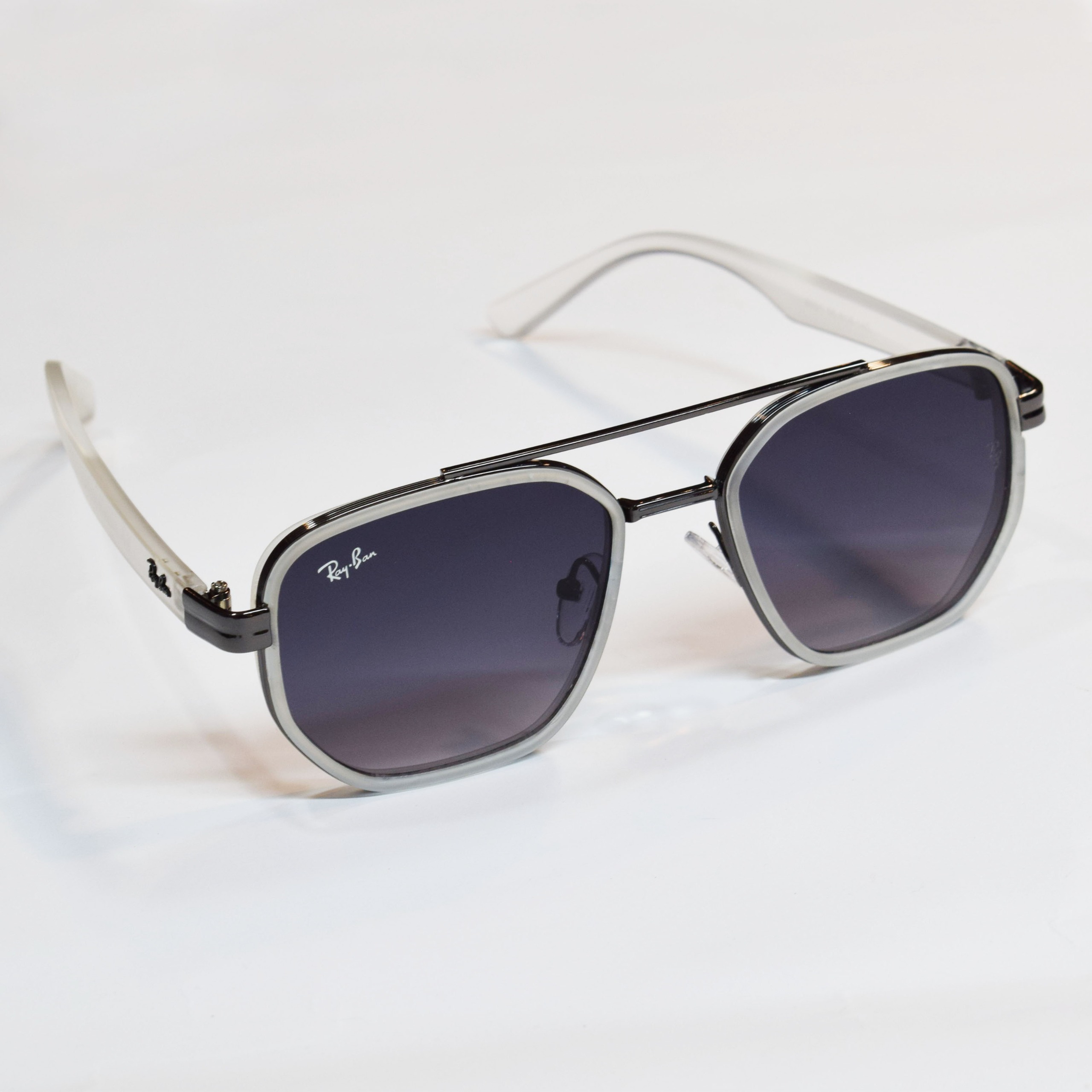عینک آفتابی Ray-Ban داخل شیشه حک شده