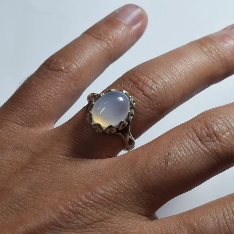 انگشتر نقره با نگین عقیق یاسی معدنی تراش دست