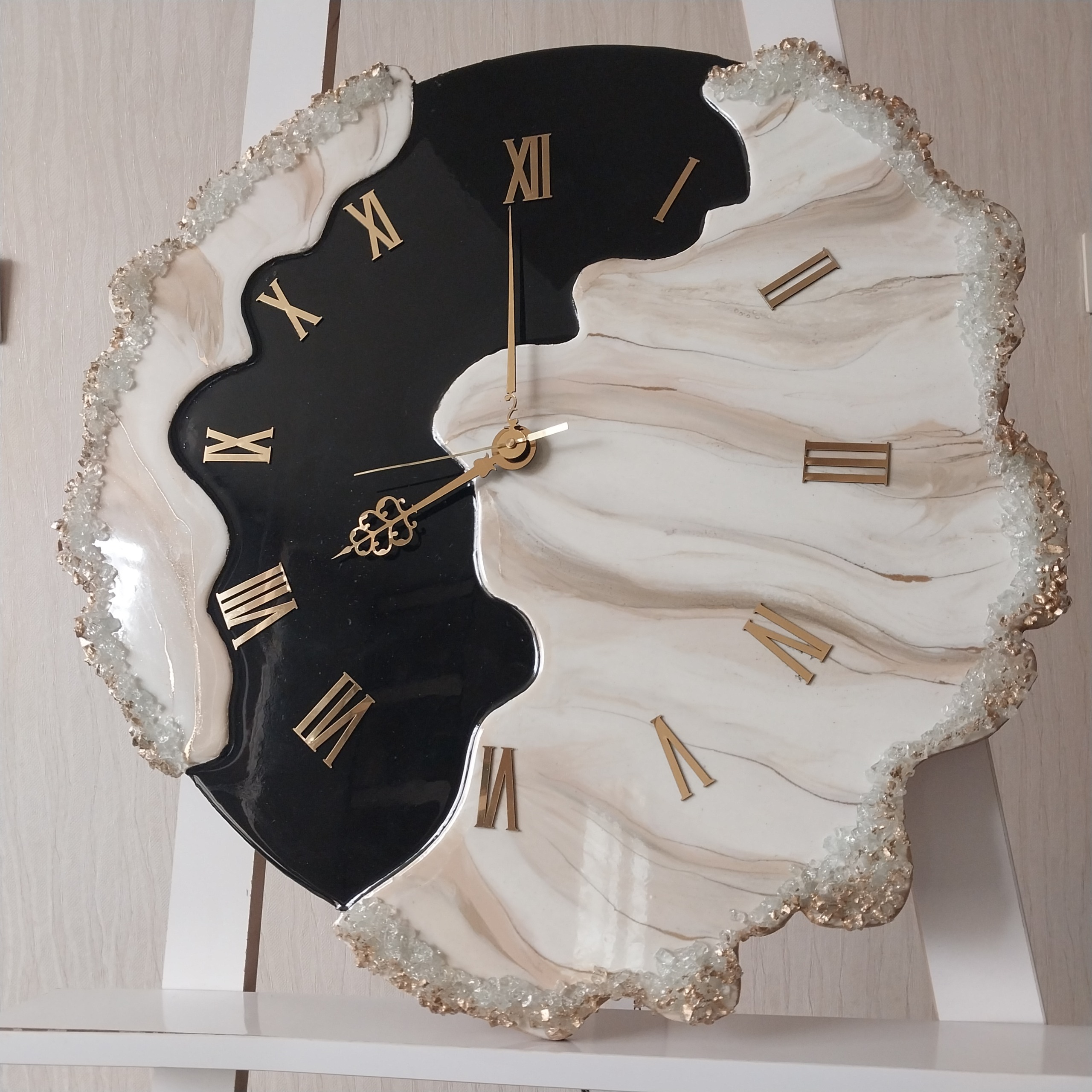 ساعت دیواری دفرمه مشکی کرم