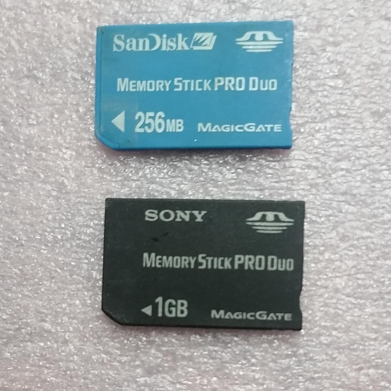 2 عدد حافظه 1 گیگ و 256 مگ stik Pro duo